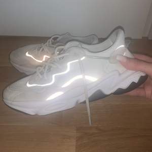 Adidas ozweego skor, använda ett fåtal ggr men i väldigt bra skick. Ej smutsiga eller skadade. Stl 38/39. Mycket bekväma. 