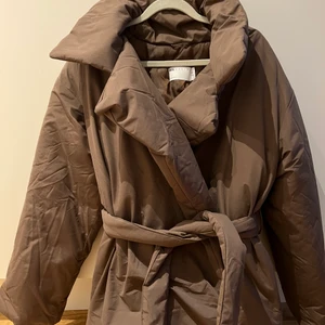 Jacka med knyt  - Jacka från Asos med knyte. Använd två gånger. Den är oversize