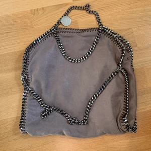 Stella Mccartney Falabella Taupe (rare) - Falabella in rare colour Taupe by Stella Mccartney. Great condition, text for more pics. Meet up in Gbg or shipping. Bought in London 2018, 850£ Mostly you’ll find this bag in the grey version, taupe is very rare and quite a lot prettier. Only reason I’m selling this one is that I got it twice. Hop on a good deal!!!