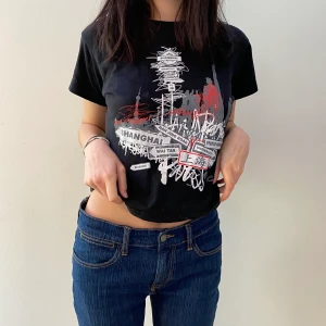 Svart snygg topp🖤⚡️ - Svart tröja med skit snyggt print på! Ett litet hål finns under armhålan men annars bra skick. 💓 KOLLA BIO!💟