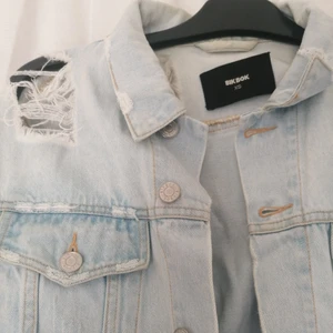 Ljus Jeansjacka med slitningar  - Perfekta slitna jeansjackan i ljus färg. Storlek XS men sitter oversize så passar XS-L, men är gjord för en XS-S. Mjukt men rejält material. 