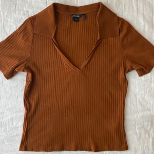 Rostfärgad topp - Jättefin rostfärgad topp ifrån Monki med lite 70-talskänsla så där. Använda ca 3 gånger. Storlek M. 🌼