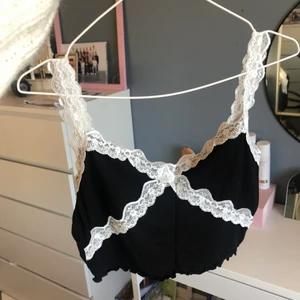 Storlek M - Ett fint linne med vita spets detaljer. Aldrig använt.