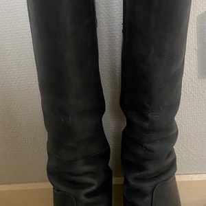 Acne boots  - Svarta Acne ”Pistols” höga.  Omsulade och omklackade