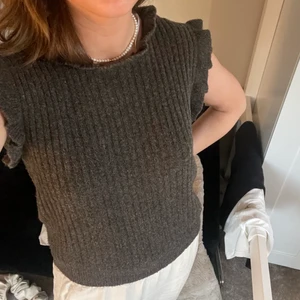 Stickad väst - Stickad väst från Pieces i gott skick💕