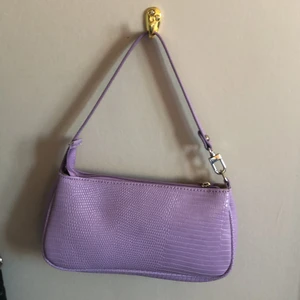 Lila axelväska - Säljer en lila axelväska som aldrig har kommit till användning. Väldigt fin färg som är perfekt till sommaren. Kostar 30 kr + frakt. Betalning via swish💜