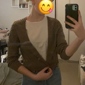 Grön kofta med pärlor - I bra skik, inte använd många gånger, frakt kan diskuteras. Liten i storleken. 