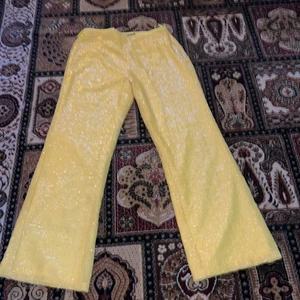PLT gula glittriga byxor L  - Aldrig använda:/ för små :/ nyskick 