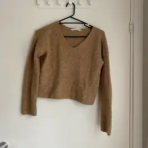 Fin kort stickad brun tröja från hm andvänder få gånger