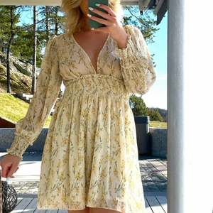 Blommig klänning  - Superfin klänning från NA-KD som tyvärr bara kommit till användning en gång