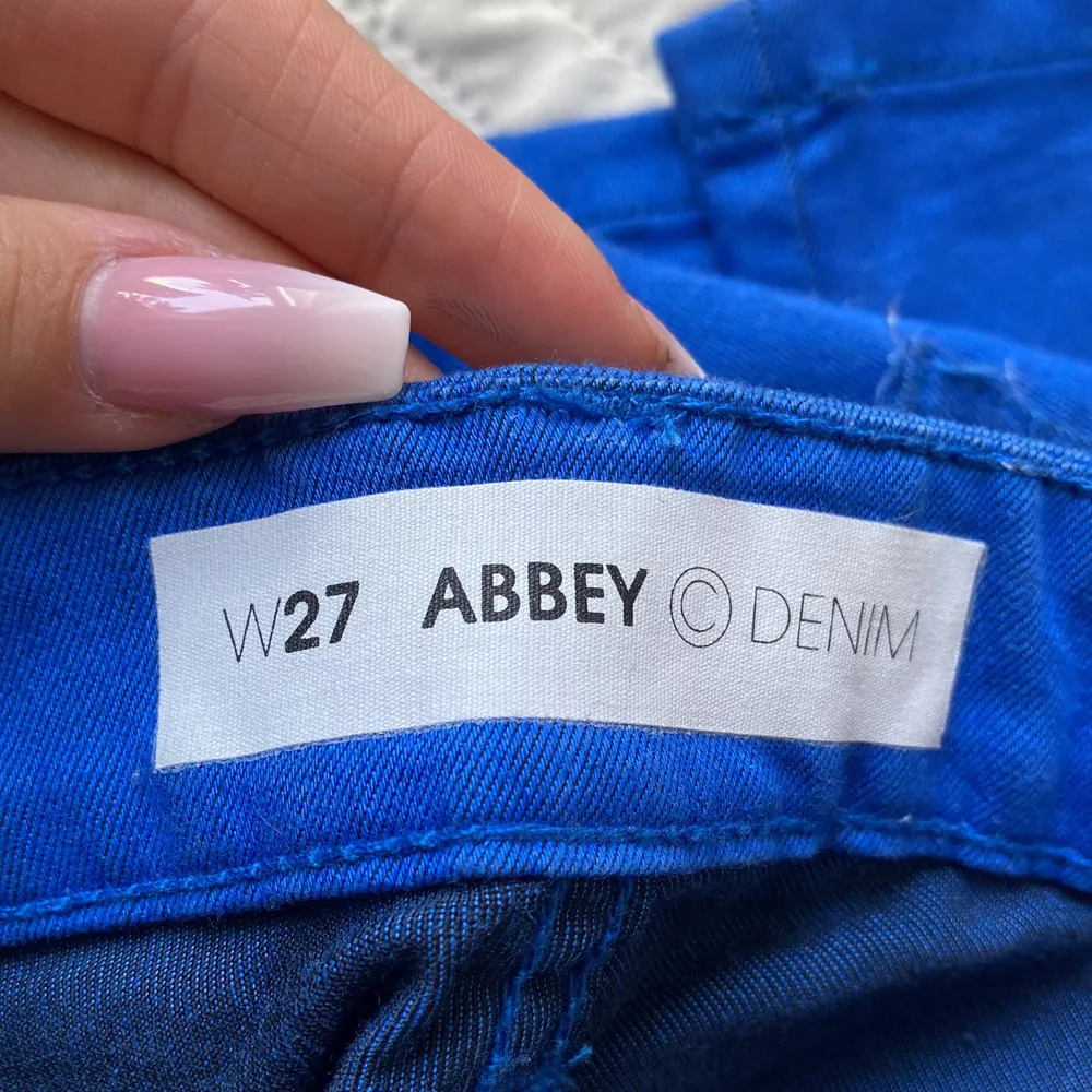 Säljer nu dessa väldigt vågade jeansen då dom har en väldigt vågad färg. Jeansen är i jätteljus blå och är low waist, skriv privat för mera frågor.💙. Jeans & Byxor.