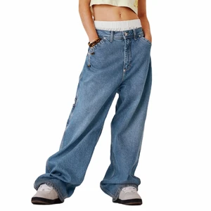 Weekday x Lee jeans - Weekday x Lee big skater trousers. Sjukt snygga och oversized, men för stora för mig. De jag har är uppsydda någon centimeter och var så när jag köpte dem sh, men i riktigt bra skick annars!! Första två bilderna är lånade så skriv för fler!!                                                                            Om flera skulle va intresserade kan budgivning ske 🙌🏼💕