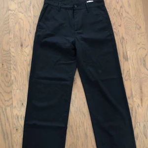Hope Wind Trousers - Säljer dessa svarta, knappt använda, Hope Wind Trousers eftersom de är lite för stora för mig. Hör av dig vid frågor eller fler bilder!