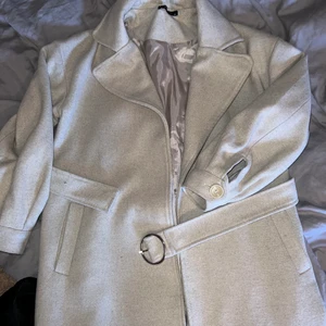 Beige lång kappa - en perfekt kappa för våren/hösten || från trendyol (zalando) || den har ett skärp med || går ner till knäna (ref: 165cm lång) || använd under en säsong