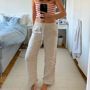 Linnebyxor från H&M storlek S - Säljer ett par jättefina linnebyxor från H&M! Storlek S.
