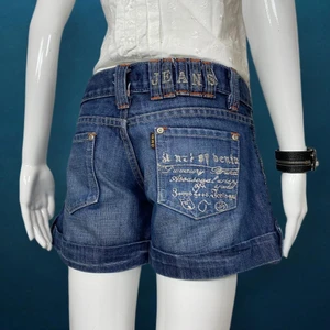 Shorts  - Y2K lågmidjad shorts i okej skick. Lösa sömmar, se sista bilden.  Från GMN, storlek XL.  ⚠️ Förstor för dockan! Shortsen har knutits bak för att hållas kvar på dockan.  Mått: Midjebredd 44cm, skrevlängd 19cm, höftbredd 50cm och längd 27cm.