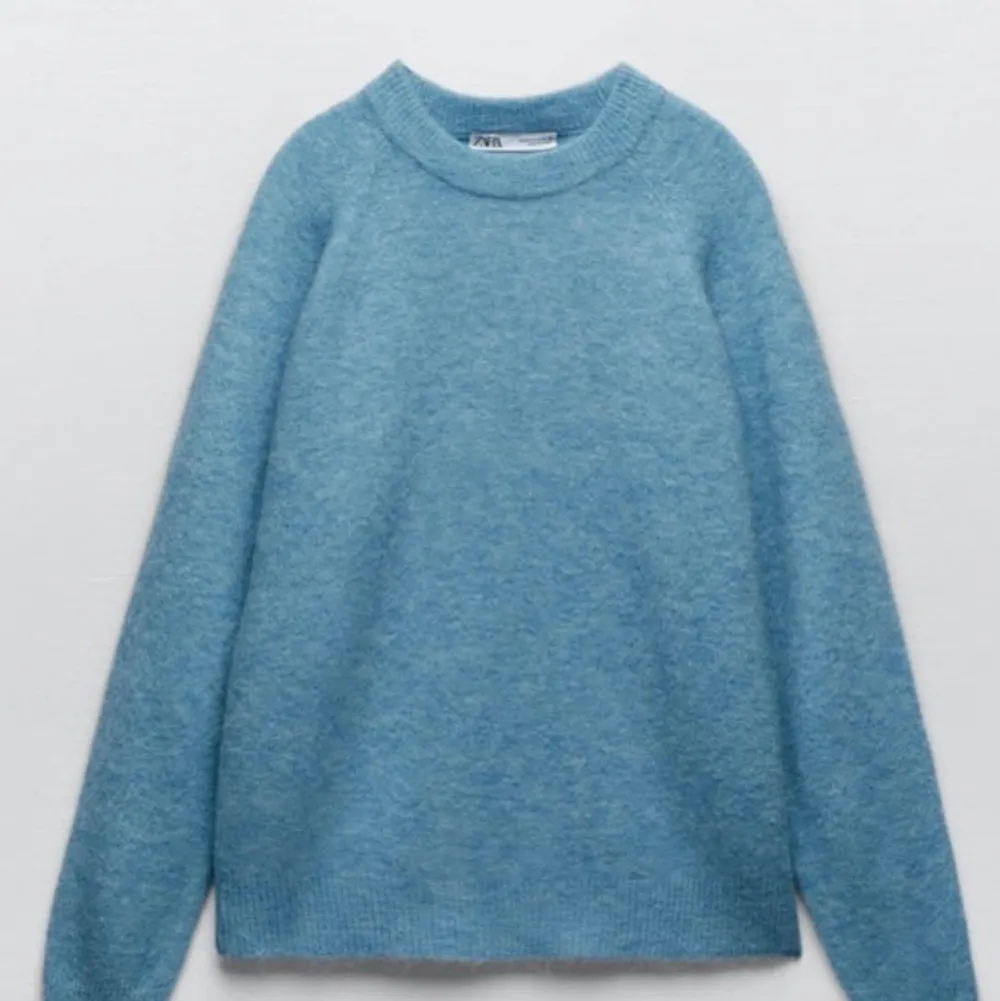 Blå stickad tröja från Zara i storlek M som är slutsåld. Aldrig använd därav prislappen kvar. Stickat.