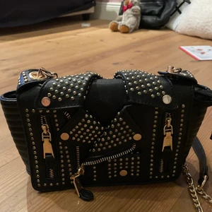 Svart nitar väska  - Säljer denna svarta väska med lite guldiga nitar dekorationen 💕 Är du intresserad kontakta mig privat 💕