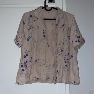 Fantastisk skjorta i linneblandning - s, frakt ej inkl i priset! fint skick men har några lösa trådar. beige och blåa blommor. 