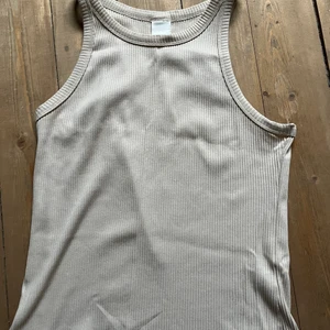 Linne - Beigt linne, knappt använd. Köparen står för eventuell frakt. 🌸