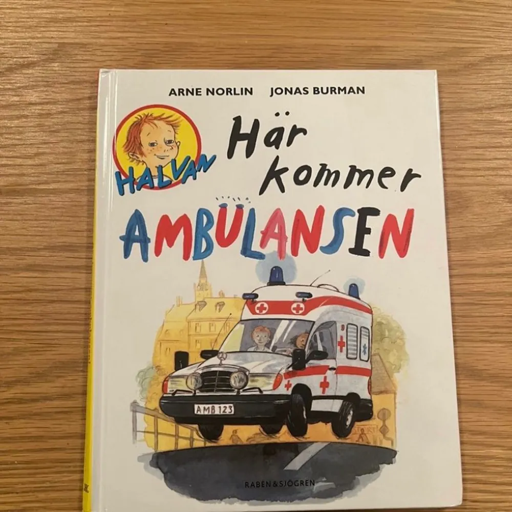 Barnbok här kommer ambulansen . Övrigt.