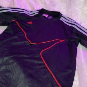 Adidas t-shirt - Denna adidas t-shirt är begagnad. Men har inga håll i sig. 