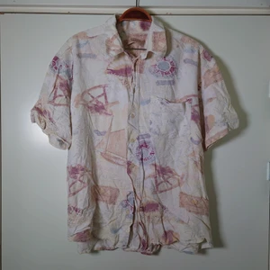 Vintageskjorta  - Mönstrad vintageskjorta. Ingen storleksmärkning men den är som en L-XL, funkar fint som oversize 🌻