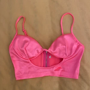 Pink neon Crop top Storlek M  - Pink neon crop top size M  Har bara använt en gång  Bra skick  Skulle passa storlek EU38-EU40