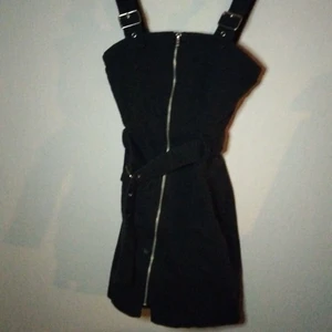 H&M demin kläning men skärp - Demin klänning från h&m. säljer då den inte är min stil längre. Minda är väldigt indragen och passar därför bättre på en "hourglass" figur. Kommer med ett skärp. Axel banden gåtbatt justeras. Bor i Jakobsberg, men kan mötas upp om det nås av SL.