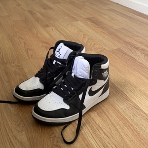 Jordan 1 - köpte på plick, sparsamt änvända inga sprickor på skorna, vill ha en snabb affär, pris kan diskuteras❤️