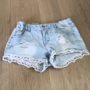 Shorts med spets - De är i bra skick, bara aningen blekta i färgen ❤️  Hör av er vid intresse 🤍