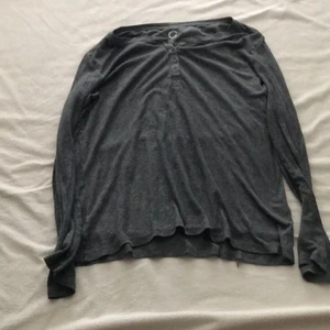 Pyjamas tröja l - Jag har använt den några gånger men det är för varmt att sova i å avset årstid 