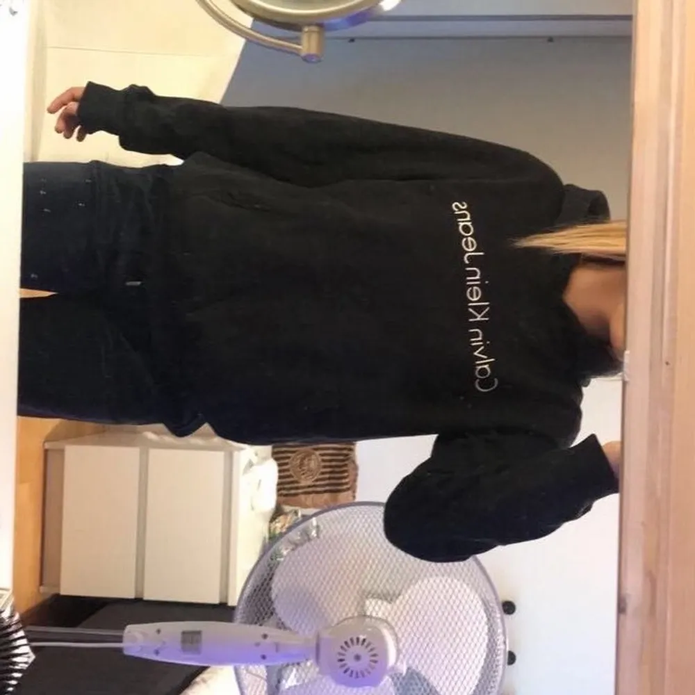 Jätte fin Calvin Klein hoodie i storlek M men passar Mig som har st XS/S. Använd ett par gånger, men fortfarande i nyskick! . Hoodies.