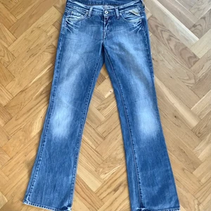 Replay jeans - Så snygga lågmidjade jeans från Replay i storlek 26. Midja 76cm innerbenslängd 79cm! <3