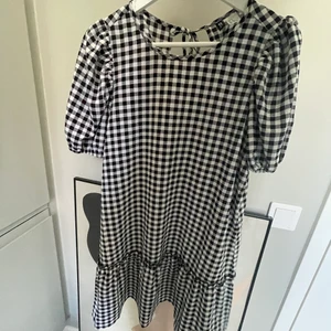 Klänning  - Gullig klänning från hm! Använd 1 gång 