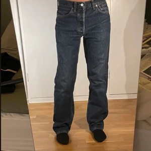 Levi’s jeans - Low waist Levi’s jeans i modellen 501 👖 Har lite slitning vid benen!✨Skriv för fler bilder.