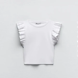 Zara Volangtopp  - En vit jättesöt volangtopp från zara⭐️. Säljer pga av att den inte kommer till användning. Endast använd 2-3 ggr. Stl. S men passar xs också⚡️. 65 kr vid snabb affär 