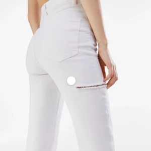 Bershka jeans  - Bershka jeans i nyskick. Har haft dem i garderoben i cirka ett år men aldrig använt, därför säljs dem till någon som faktiskt skulle använda dem☺️ jeansen är storlek 36. Frågor eller fler bilder på jeansen kan tas privat. Kan posta eller mötas upp💗