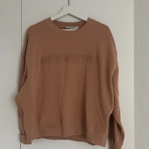 Carin Wester Sweatshirt - En gammelrosa tjocktröja från Carin Wester, använd fåtal gånger, storlek M 199kr eller bud! 