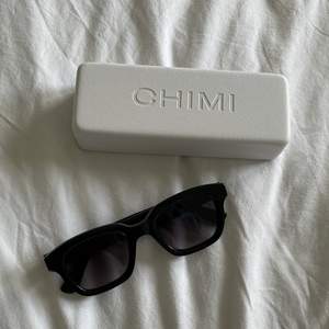Svarta, nästan helt oanvända solglasögon från Chimi, i modellen 107! Unisex givetvis 