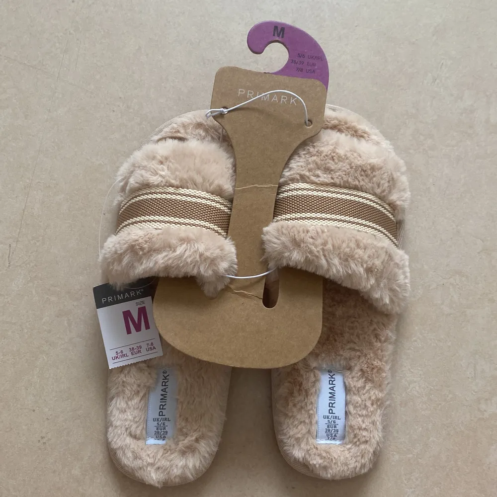 This item is brand new and I haven’t used nor opened this item. The slippers is a size M (38-39) and they are very fluffy. There is no damage on the slippers.   Dessa tofflor har inte öppnats, de har inte heller använts, ingen skada finns på tofflorna. . Skor.