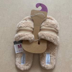 This item is brand new and I haven’t used nor opened this item. The slippers is a size M (38-39) and they are very fluffy. There is no damage on the slippers.   Dessa tofflor har inte öppnats, de har inte heller använts, ingen skada finns på tofflorna. 
