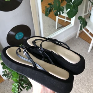 Sandaler - Svarta sandaler med lätt platå från asos. Jätte fina, lite dammiga men de går att borsta bort så har de inga defekter! Skriv för fler bilder eller vid frågor!