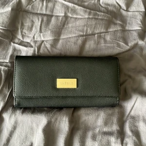 Svart clutch  - Knappt använd, har många fack 