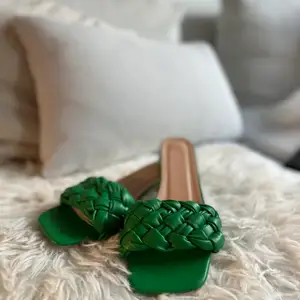 Gröna sandaletter som aldrig är använda. Strl 40 men skulle säga mer som 38/39