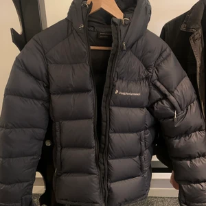 Peak Performance jacka svart - Säljer min svarta peak performance i storlek Xs, fint skick