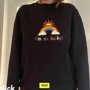 Söt svart tröja  - Säljer den här tröjan som jag köpt här på plick eftersom den inte riktigt är min stil längre. Är i fint skick!