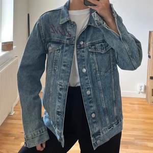 Cool jeansjacka med tryck - Jeansjacka med tryck från weekday. Köparen står för frakten 