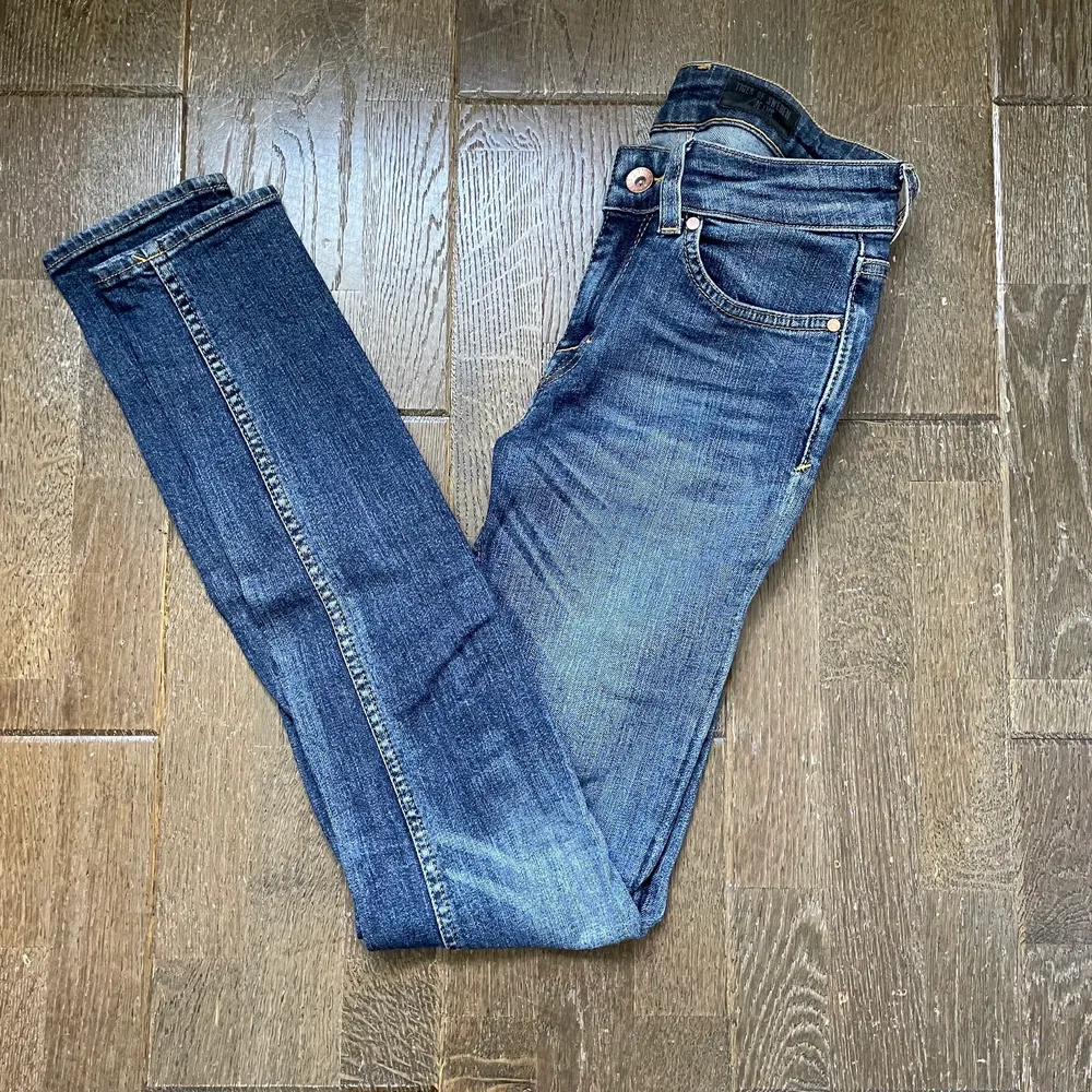 Skinny jeans från Tiger of Sweden i superfin mörkblå tvätt. Regular waist, storlek 26/30. Favoritjeansen som tyvärr blivit för små för mig och därför får flytta hem till någon annan 💗. Jeans & Byxor.