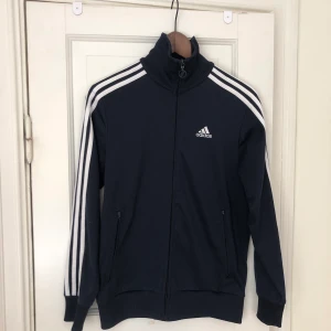 Adidas tröja Zip - Adidas tröja med dragkedja Lite nopprig Storlek 168 cm (junior storlek) 